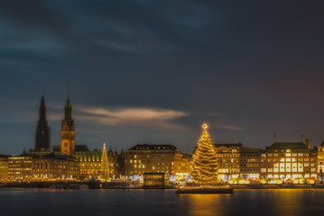Obraz premium Christmas Market with Christmas Tree on Alster in Hamburg