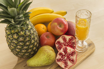 Gesunde Apfel, Bananen, Orangen, Mango, Birne, Ananas als Stillleben.