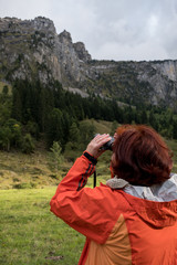 Frau mit Fernglas beobachtet Wildtiere