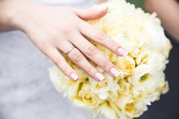 Obraz na płótnie Canvas brides hand holding white coloured wedding bouquet