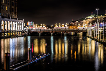 Fototapeta premium Przeprawa przez Alster Fleet w okresie świątecznym