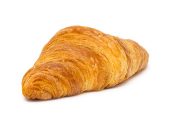 frisches französisches Croissant freigestellt auf weißem Hintergrund