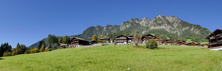 Fototapeta na wymiar Alpen, Bergdorf, Gebirge, Berge, Panorama