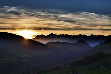 Fototapeta na wymiar Alpen, Tirol, Panorama, Sonnenuntergang, Wolken, Nebel