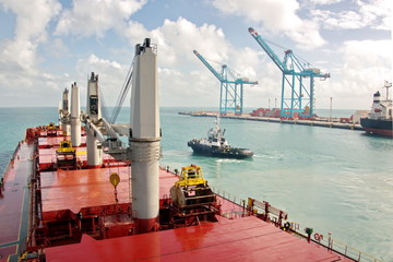 Atlantik, Hafen von Pecem, Brasilien, Blick auf die Wasserfläche, Liegeplätze und Frachtkomplex