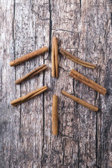 Weihnachtsbaum aus Zimtstangen