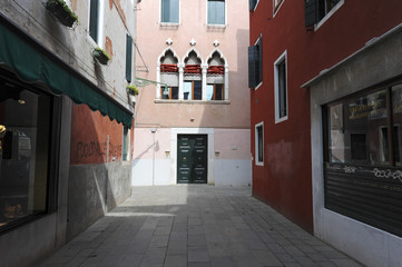 Fototapeta na wymiar Inner courtyard in ancient Venice, Italy