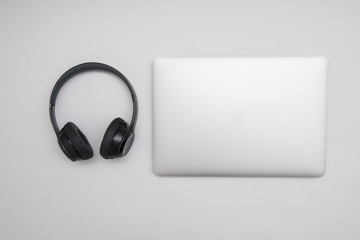 Bezprzewodowe słuchawki i laptop PC.  - obrazy, fototapety, plakaty