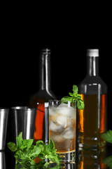 Obraz premium Glass with mint julep on blurred background