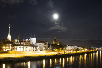 Obraz premium Night view of Old Riga with church towers with full moon shining above