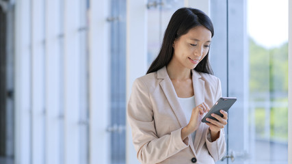 Obraz na płótnie Canvas Professional Business woman looking at tablet computer