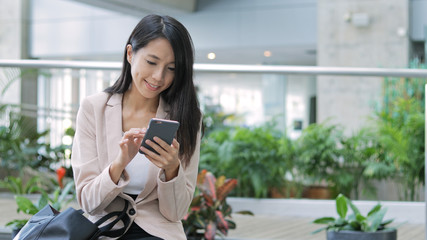 Fototapeta premium Business woman use of mobile phone