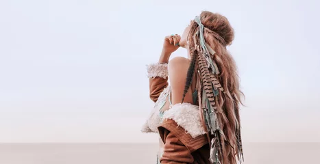 Model-Porträt im Freien. junge frau im boho-stil mit kopfschmuck aus federn © zolotareva_elina