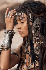 Fototapeten schöne Stammes-Tänzerin Nahaufnahme Porträt am Steinhintergrund © zolotareva_elina