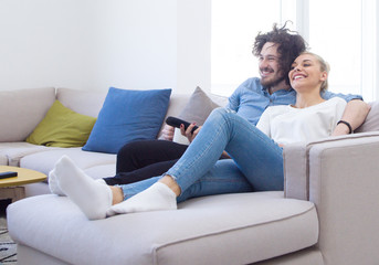 Obraz premium Young couple on the sofa watching television