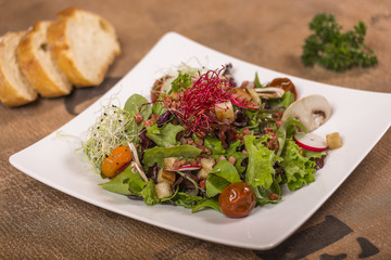 Sommerlicher Salat mit gegrilltem Gemüse