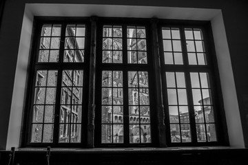 Blick aus einem Fenster im Rathaus in Bremen auf den Dom (schwarzweiß)