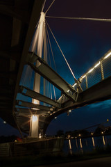 Beleuchtete Passerelle des deux Rives, Brücke der zwei Ufer bei Nacht