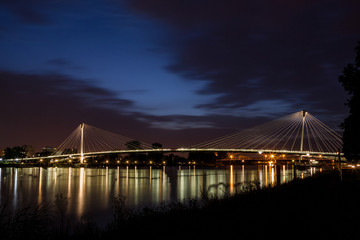 Fototapeta na wymiar Beleuchtete Passerelle des deux Rives, Brücke der zwei Ufer bei Nacht