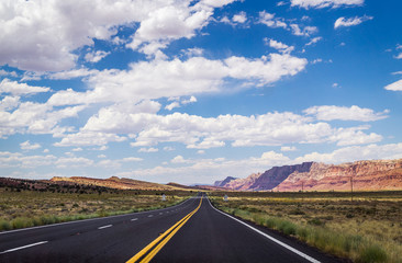 Désert de pierre aux USA. Route pittoresque dans la plaine aride de l& 39 Arizona