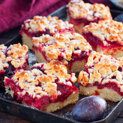 Cake with caramelized plums and scab, square