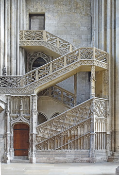Escalier int&eacute;rieur de la cath&eacute;drale