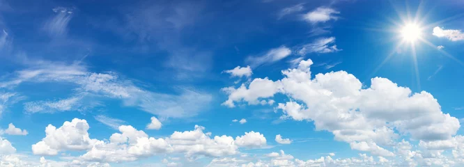 Tuinposter blauwe lucht met wolken en reflectie van de zon. De zon schijnt overdag helder in de zomer © fotobieshutterb