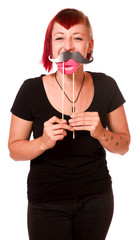 Attraktive junge Frau in einer Fotobox 