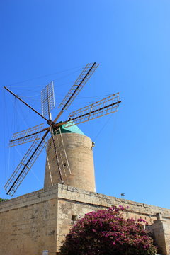 Malta: Die berühmte Ta'Kola-Windmühle auf der Insel Gozo