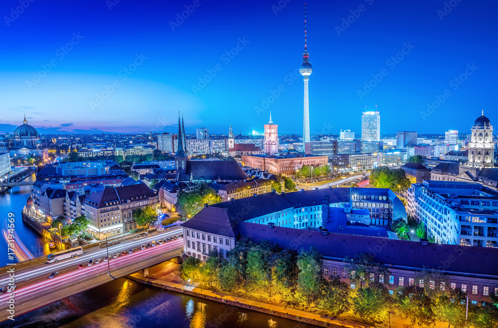 Wall mural berlin at night