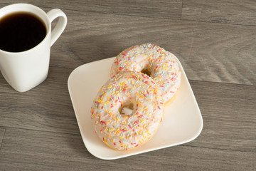 Zwei Donuts und eine Tasse Kaffee