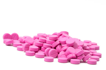 Obraz na płótnie Canvas Pile of pink tablets pills isolated on white background with clipping path. Copy space