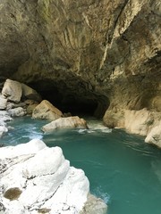 Grottes sur le sentier de l'imbut