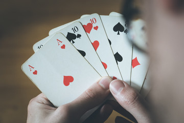 Obraz premium Spielkarten in Männerhänden