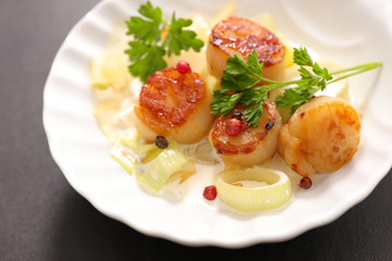 fried scallop with leek