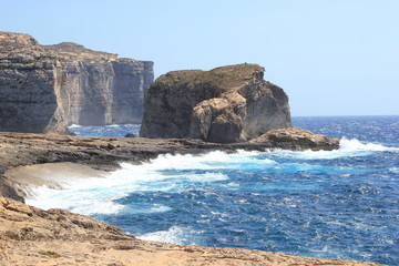Meeresbrandung an der Felsenk&uuml;ste der Insel Gozo (Malta)