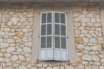 Fensterladen vor einem Fenster eines mediterranen Hauses