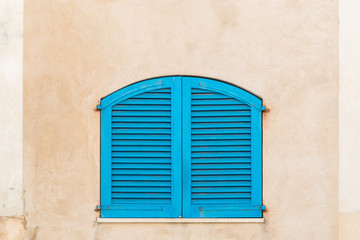 Fototapeta premium Fensterladen in blau vor einem Fenster