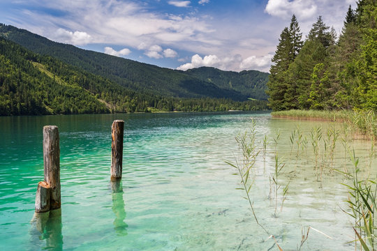Badesee in Österreich mit smaragdgrünem Wasser 