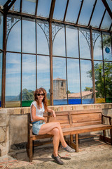 Femme dans l'orangerie du Parc de l'Abbé Saunière