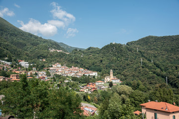 Blick von Ligomena &uuml;ber San Rocco zur Kirche Santuario della Madonna oberhalb von Breglia am Comer See