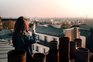 Fototapeta na wymiar La vie parisienne sur les toits de Paris