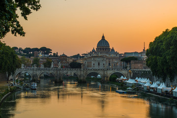Fototapeta premium zdjęcie rzeki Tyber, w tym: Ponte Sant Angelo i Bazylika św. Piotra w tle. Rzym, Włochy.
