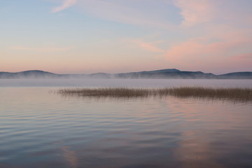 Туманный рассвет в розовых тонах на Большом озере.