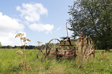 Alter, rostiger Traktor, M&auml;hdrescher auf einer Wiese, einem Feld