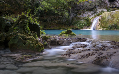 Pequeña cascada en el río Urederra. Navarra. España