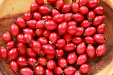 Hagebutten auf einem holzteller