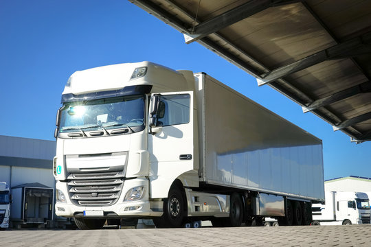 Transport-Logistik, wei&szlig;er LKW mit ge&ouml;ffneter Fahrert&uuml;r