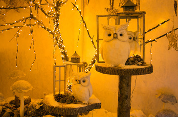 Albero di natale illuminato con gufi e lanterne