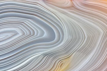 Foto auf Acrylglas Makrofotografie Erstaunlicher gebänderter Achatkristallquerschnitt als Hintergrund. Natürliches Licht durchscheinende Achatkristalloberfläche, graue abstrakte Strukturscheibe Mineralstein Makro Nahaufnahme